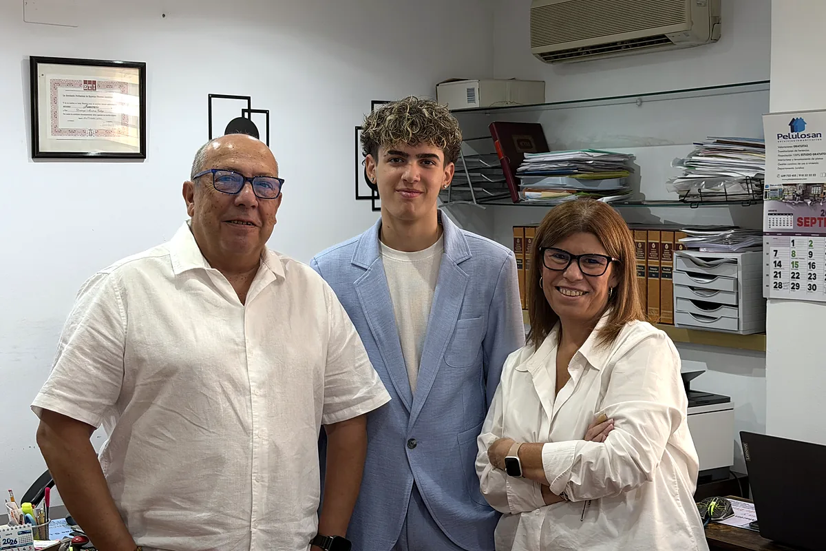 Domingo Montosa, Izan Gutiérrez y Marina Martín Navas, el equipo de Asesoría Martín Navas, en su oficina de Carabanchel (Madrid)