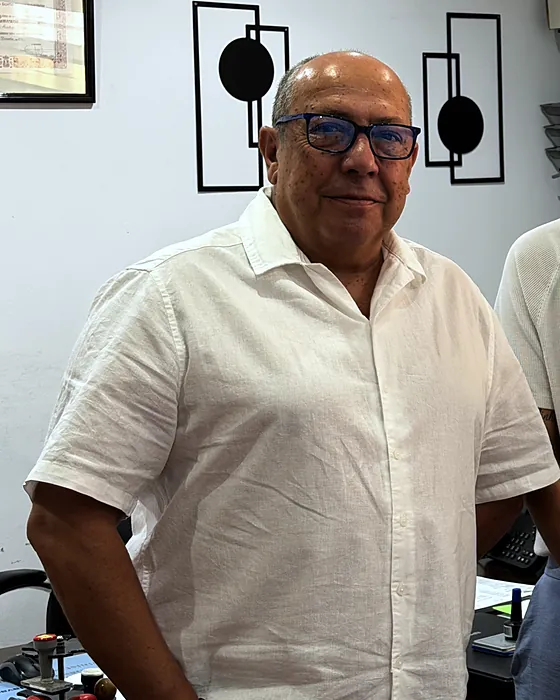 Domingo Montosa Vallejo, administrador de fincas colegiado, en la oficina de Martín Navas
