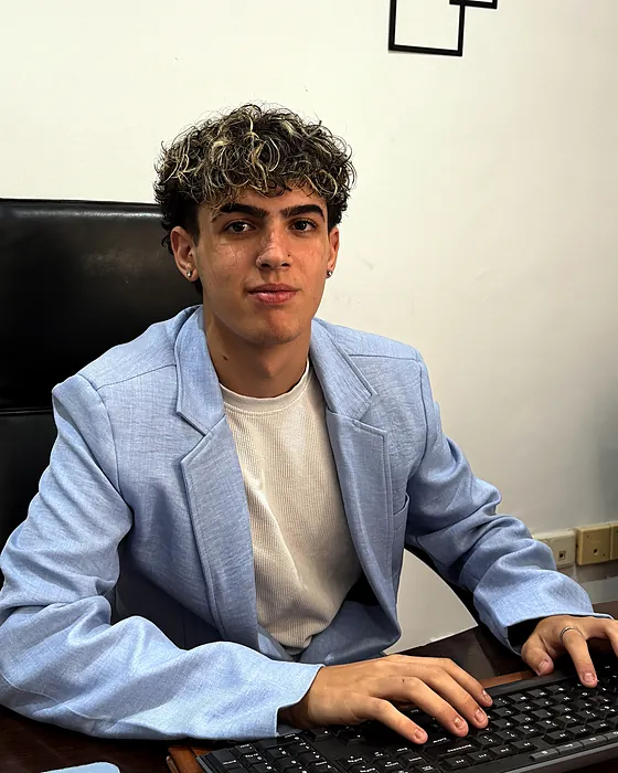 Izan Gutiérrez, gestor económico de Martín Navas, trabajando en su puesto